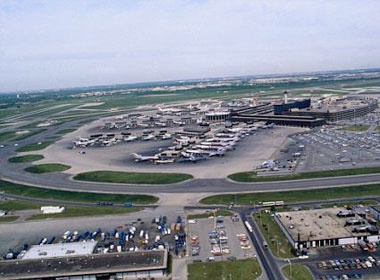 Nu tiep vien lai may bay thay phi cong bi om hinh anh