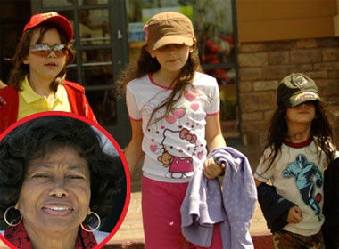 Cac con cua Michael Jackson lan dau tien den truong hinh anh