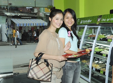 Tuyet Ngoc xinh tuoi ben em gai hinh anh