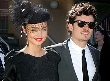 'Cuop bien' chinh thuc dinh hon voi thien than Miranda Kerr hinh anh