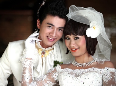 Phi Ngoc Anh khoac ao co dau hinh anh