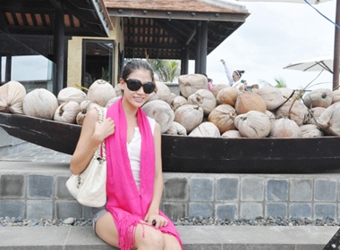 Trang Tran khoe anh di resort hinh anh