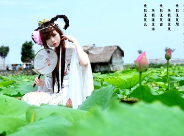 Cosplay thieu nu co trang giua mua sen Ha Noi hinh anh
