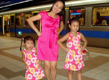 Me con Cam Ly cung lam dang hinh anh