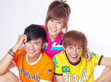 Chi Thien sac mau mua World Cup hinh anh