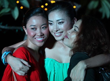 Ngo Thanh Van mo tiec mung chien thang hinh anh