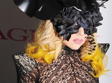 Lady GaGa mang thay ma len san khau hinh anh