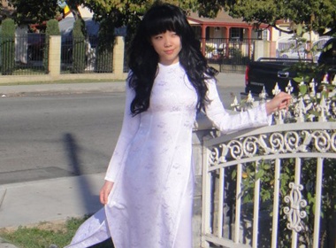 Toc Tien mac ao dai tren dat My hinh anh