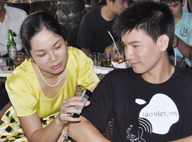 Hao hung chiem nguong iPhone 4 tai Ha Noi hinh anh