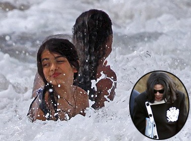 Con M.Jackson di Hawaii trong ngay gio cha hinh anh