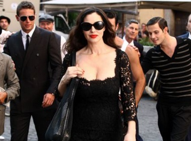 Monica Bellucci khoe dang chuan sau tuan sau sinh hinh anh