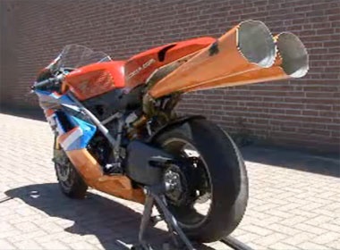 Ducati 'do' ong xa theo kieu ken vuvuzela hinh anh