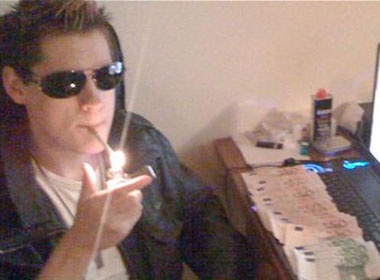 Bat khan cap hai hacker teen lua 8 trieu Euro hinh anh