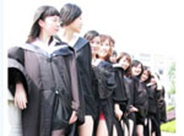 Tranh cai ve anh ven le phuc tot nghiep khoe dui hinh anh