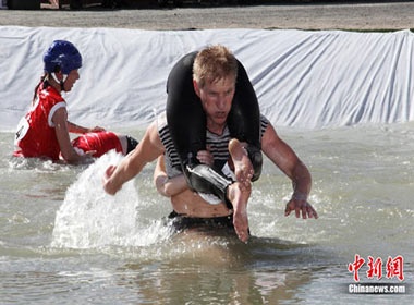 Soi dong le hoi cong vo o Phan Lan hinh anh