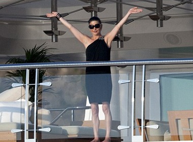 Catherine Zeta-Jones hanh dien khoe du thuyen sieu sang hinh anh