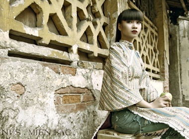 Ha Vy lang dang pho giua pho phuong Ha Noi hinh anh