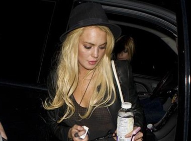 Lindsay Lohan nguc tran dao pho dem hinh anh