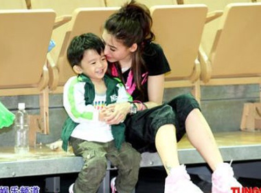 Truong Ba Chi lo so con trai bi ban be xa lanh hinh anh