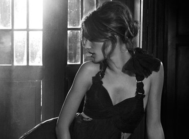 Alessandra Ambrosio yeu kieu tren Vogue hinh anh