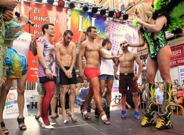 Thi chay marathon mang giay cao got danh cho... gay hinh anh