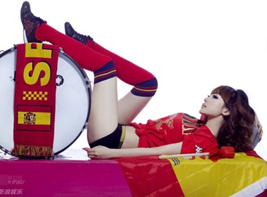 Chan dai mac short co vu Tay Ban Nha hinh anh
