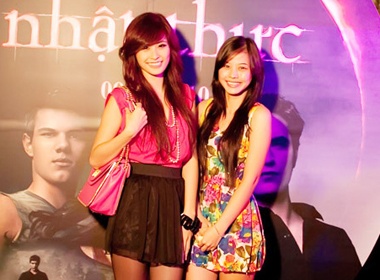 Dong Nhi, Tuong Vi ru nhau di xem 'Nhat thuc' hinh anh