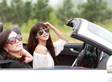 Nguoi dep xu Han tao dang ben Audi TT Roadster hinh anh