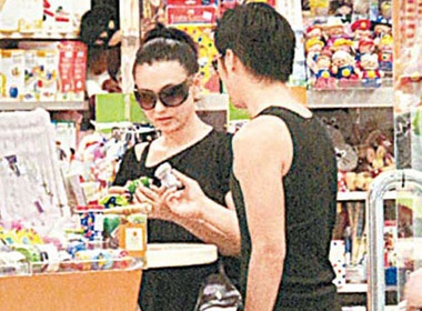 Ta Dinh Phong - Truong Ba Chi tay trong tay dao pho hinh anh