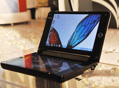 Toshiba trinh dien laptop hai man hinh tai Viet Nam hinh anh