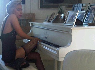 Lady Gaga khien fan Beatles noi gian hinh anh