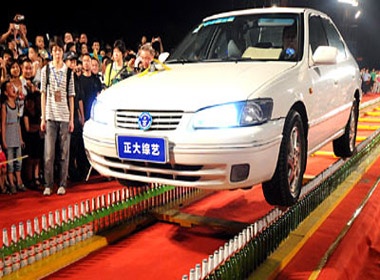 Lai xe tren 1.798 chai bia hinh anh