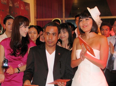 Cac chan dai dua nhau khoe sac trong da tiec hinh anh