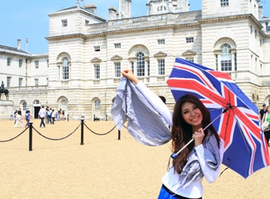 Khong Tu Quynh khoe dang o Bristol hinh anh