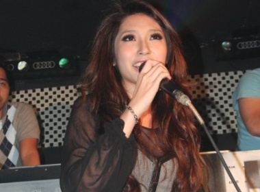 Khong Tu Quynh 'xinh hon quang cao' o Ha Noi hinh anh