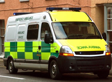 Cau be thoat chet khi roi tu tang 16 hinh anh