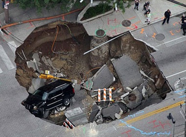 Ho dia nguc nuot chung xe hoi, tai xe thoat chet gang tac hinh anh