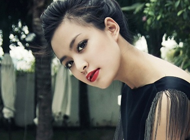 Hoang Thuy Linh tung nhan duoc vong hoa vieng hinh anh