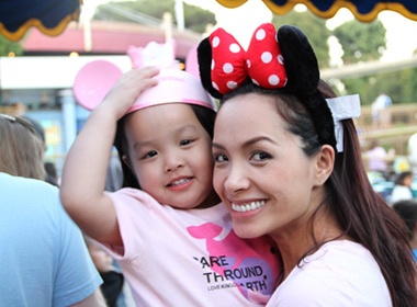 Gia dinh Thuy Hanh dao choi Disneyland hinh anh