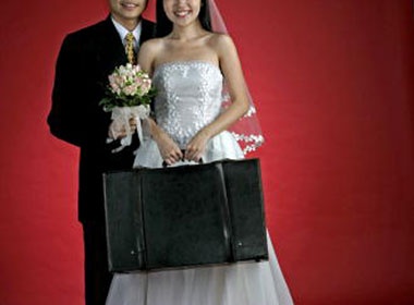 Bao dong xu huong dan ong chau A xuat ngoai tim vo hinh anh