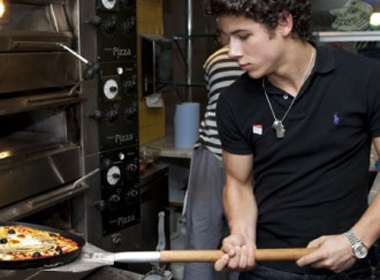 Nick Jonas lam pizza trai tim tang ban gai hinh anh
