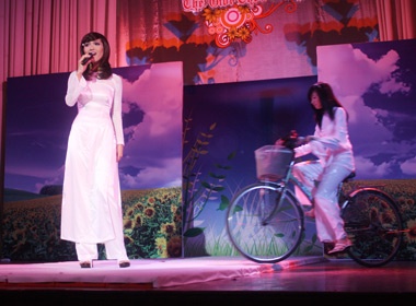 Kim Cuong cam mic tren catwalk hinh anh