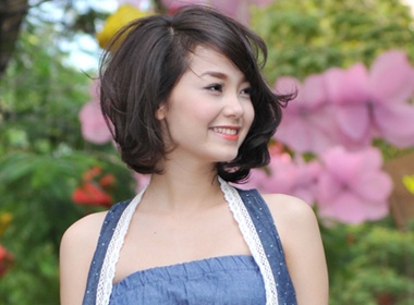 Minh Hang va tuoi tho di ban quan ao hinh anh