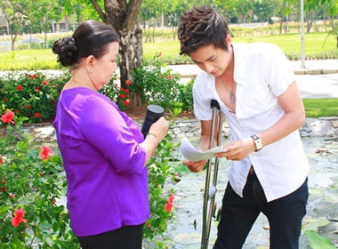 Ngo Kien Huy dong clip cung me hinh anh