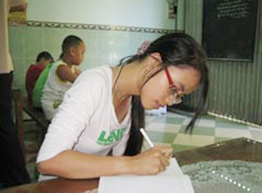 Co thu khoa me viet chu dep hinh anh