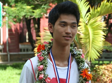 Cau hoc tro xu Hue gianh HCV Vat ly quoc te hinh anh