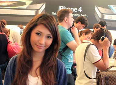 Khong Tu Quynh bat ngo voi 'con sot' iPhone 4 tai Anh hinh anh