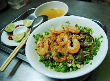 Thuong thuc banh da tron 'chat luong cao' noi pho co hinh anh