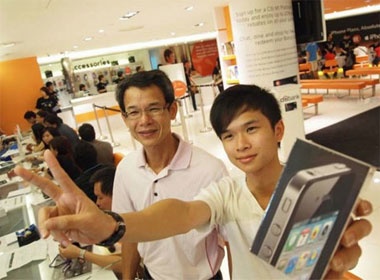 'Con sot' iPhone 4 da lan den Singapore hinh anh