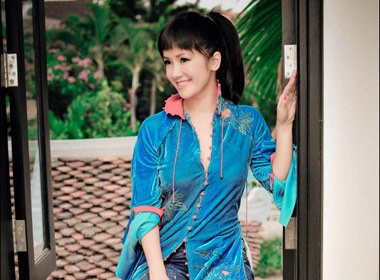 Bong Hong Nhung lam duyen ben khung cua hinh anh